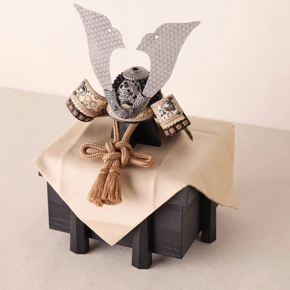兜 (Kabuto) 鈴甲子雄山作　わかさや人形店閉店在庫処分全品9割引き 兜 (Kabuto) 鈴甲子雄山作 わかさや人形店閉店在庫処分全品9割引き